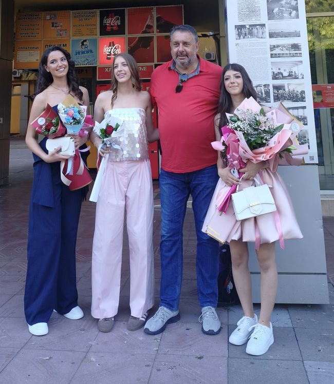 aaaIrina Dara i Mija maturantkinje